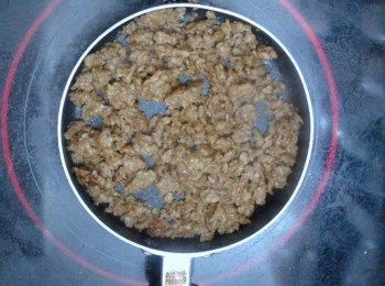 step3: 平底鑊燒熱，加點油，下醃好的豬肉炒至全熟