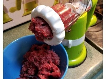 step2: 將牛肉放入碎肉機中