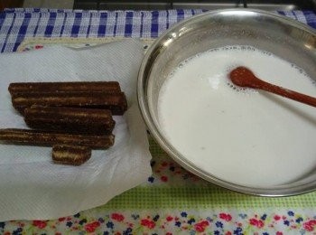 step2: ♢馬蹄粉加入食用水充分拌勻

♢開火，煲滾水煮溶片糖後收慢火，慢慢倒入一半馬蹄粉漿，邊拌邊煮至糊狀

♢加入馬蹄粒／杞子／桂花拌勻，離火，倒入另一半馬蹄粉漿慢慢充分拌勻