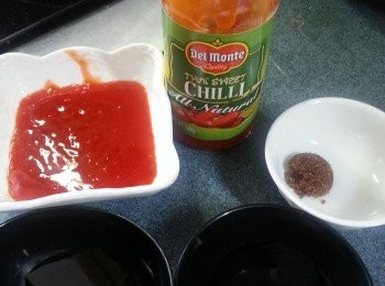 step3: 在煎材料期間就預備好醬汁料,將醬汁料拌勻