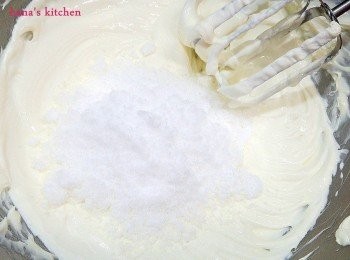 step6: 砂糖也倒入仔細打發拌勻.