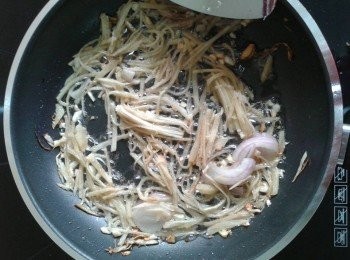 step1: 把蒜米，小洋葱&老姜放入油里爆香，炒至金黄色。
注入蒸鱼酱，麻油，胡椒粉，鱼露&水，待滚后捞起。