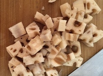 step3: 蓮藕切小塊邊切邊泡醋水，以免變色。以熱水川燙2-3分鐘後放入冰水中冰鎮10-15分鐘瀝乾備用。