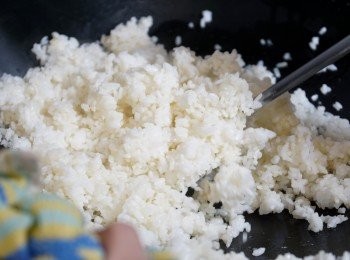 step4: 用中火把白飯不停炒散，加入鹽調味。