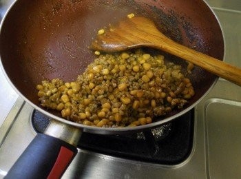 step2: 起鍋下少許油加黑胡椒粒炒香絞肉後(要炒到粒粒分明)下1塊牛頭牌咖哩塊，加少許的水、及玉米炒至水收乾、顏色均勻。