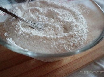 step1: 先將糯米粉、粘米粉、水混合搓成圓或方形麵糰