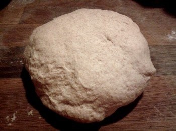 step2: 逐少加入水，不停搓至麵糰成形，開始時麵糰會較黏手，搓約10分鐘，麵糰會變得較滑