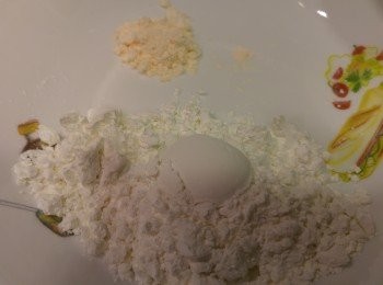 step3: 將粉混合後豆腐表面撲上乾粉。