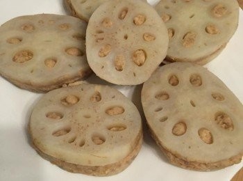 step3: 兩塊蓮藕片夾住栗蓉做成蓮藕盒，