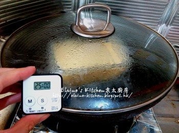 step3: 先放入鑊中用大火蒸2分鐘 , 再轉慢火蒸25分鐘
