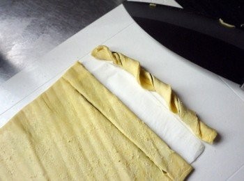 step5: 切成適當的大小，然後捲捲兒 (細的比較酥脆，喜歡有口感切粗一點)