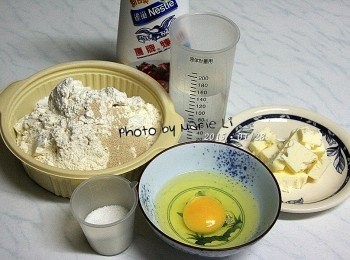 step1: 所有<span class="group_1">食材</span>量秤好備用。
在麵包機容器內裝上《麵包葉片》

奶油切小塊，雞蛋打散
鹽和酵母請不要直接接觸
以免影響發酵情況