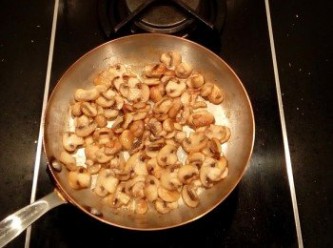 step16: 慢慢的蘑菇炒出焦糖色。