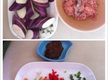 step1: 青蔥切粒，將根部白色與青色分開待用。
將肉碎加入胡椒粉，鹽巴，麻油和淡醬油充分的攪拌均勻，待用。《不需醃製數小時，只是攪拌均勻即可》