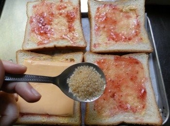 step2: 先將奶油塗上當底、接著塗上草莓果醬；最後淋上適當的砂糖，也可以加片起司片。然後進烤箱約5分鐘即可。