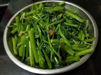 step6: 做法 :

先將腐乳用黃酒 , 糖 , 麻油搓成糊狀備用 . 

爆香蒜頭 , 乾蔥大火爆炒通菜 , 通菜會炒出水份 , 可先上碟隔去多餘水份 , 再起鑊爆香蒜頭 , 乾蔥 , 辣椒碎再倒入腐乳醬稍為炒香, 再將通菜回鑊 , 大火快炒, 少少生粉水麻油埋芡 , 完成 .