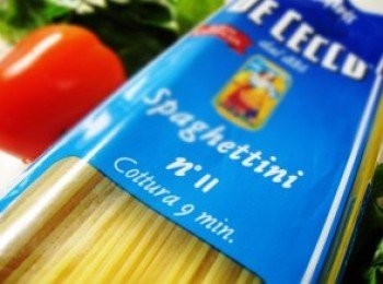 step1: 市面上大部份的意大利麵，包裝上一般也有列明理想煮食時間，時間按照每款麵的厚度，闊度等等而定，例如Angel Hair 是 4 - 5分鐘，闊條麵是7分鐘等等。如左下圖的 Spaghettini 意粉是 9 分鐘。選好了想烹調的意粉後，便要準備一鍋熱水