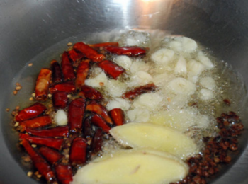 step4: 熱油鍋，爆香薑蔥蒜及辣椒花椒，再加入冰糖，翻炒。