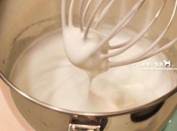 step6: 再倒入剩下的一半檸檬汁、細砂糖，繼續打至提起攪拌器，蛋白霜呈現尾端挺立硬性發泡後，轉成低速續打一分鐘後停止。