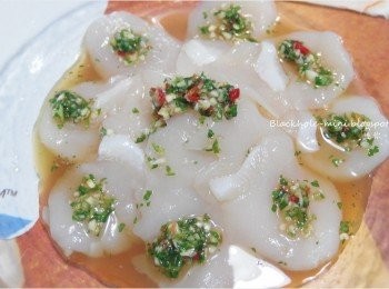 step3: 把帶子排好再淋上醬汁即成