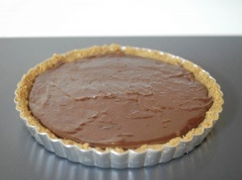 step5: 將巧克力漿倒入塔模內，抹平表面，放入雪櫃一小時