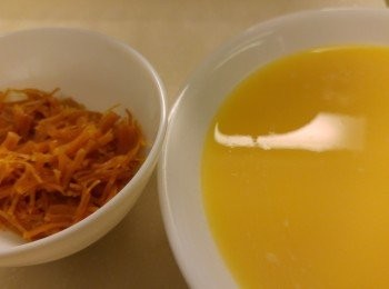 step1: 乾瑤柱先浸軟撕絲,再用水波爐蒸氣蒸十分鐘,保留浸乾瑤柱水和蒸瑤柱汁混合備用。