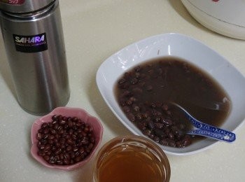 step1: 紅豆洗乾淨，倒入壺中，倒入滾水，加蓋搖半分鐘熱壺，倒去水，再注满一满壼水，加蓋 燜1至2小時(過夜都無問題)，可以飲， 如果豆内澱粉貭未溶出，飲完可以加滾水再焗。