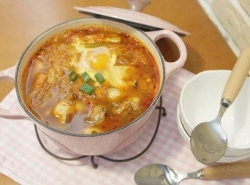 step6: 有聞到香氣嗎^^? 當成主餐配飯一塊吃也超幸福的啦:) 韓式牡蠣豆腐鍋!!