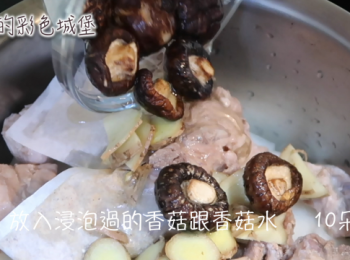 step3: 放入薑片，鰹魚高湯包，泡好的香菇和水，加水蓋過排骨。（沒有鰹魚高湯包，也可以用柴魚片裝小袋取代喔！）