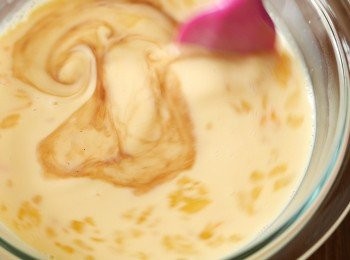 step5: 再把所有冰糖牛奶加入攪勻，再加入雲呢拿香油攪勻。