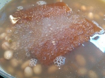 step5: 一小時後加片糖和西米,原用兩片片糖,試味後攞起半片。