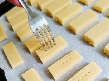 step7: 從冰箱拿出後稍為回溫微軟再平均切片，用叉子在表面刺孔