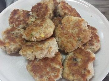 step3: 小火煎至一面焦黃，翻面繼續煎至另一面焦黃。