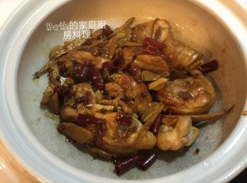step4: 將雞肉移至砂鍋，加入蒜苗、芹菜稍微拌炒即可