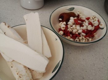 step2: 生+熟薏米 + 杞子 + 蜜棗清洗乾淨, 備用