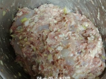 step1: 韭黃切粒,蓮同所有材料,同一方向拌匀至起膠。