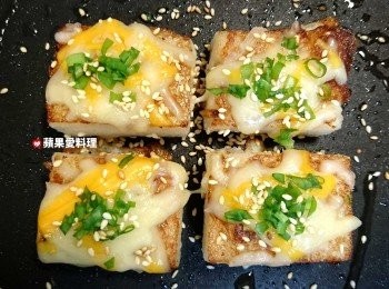 step5: 乳酪融化時，開鍋蓋，灑葱花、白芝麻。