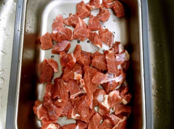 step1: 牛腩洗淨，切塊。