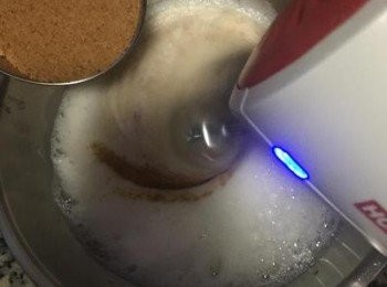 step8: 再分3次加入糖，用中低速打到蛋白出現打痕後轉低速打到硬發泡。 因為棕櫚糖顆粒較粗,故用中低速打才會打的均勻.