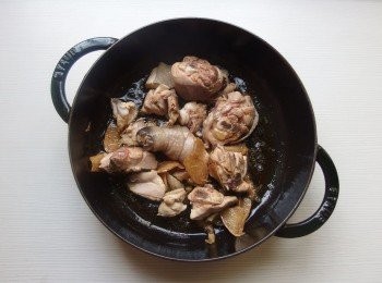 step3: 放入汆燙過的雞肉塊翻炒上色。