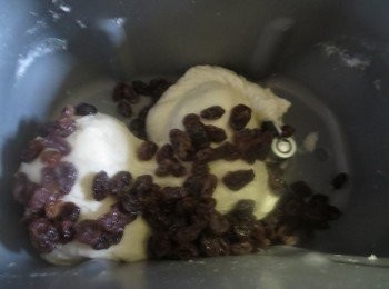 step4: 投料蜂鳴聲響起後，放入葡萄乾。