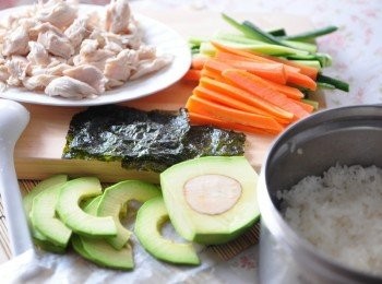 step3: 將雞里肌放入滾水加入少許米酒<span class="group_2">川燙</span>撈起放涼再剝成細絲，與其他所有備料準備齊全