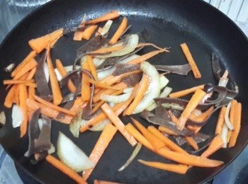 step3: 熱鍋下油，先炒洋蔥，黑木耳及紅蘿蔔數分鐘至軟身