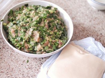 step2: 將韭菜洗淨，瀝乾水份，切細粒。加入豬絞肉內拌勻，再加入一顆全蛋拌勻，這可以防韭菜出水