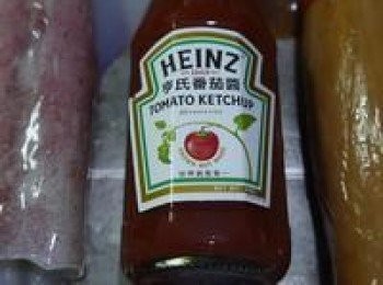 step1: 買回家的魷魚跟透抽去除光滑的外皮，斜切刀的方式交叉來回切出美麗的花紋，西洋芹切片處理。