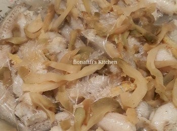 step4: 燒熱鍋中水，隔水蒸1O分鐘，食前加上白胡椒粉即成