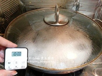 step1: 鴨腿沖洗乾淨抹乾水份 , 放入鑊中蓋上蓋出水10分鐘