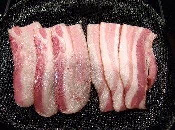 step5: 平底鍋熱鍋後,放入培根小火慢慢煸出油脂。