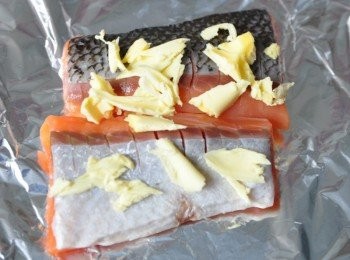 step3: 再放奶油於鮭魚片上層，包覆放入烤箱，220度上下火烤約15分鐘