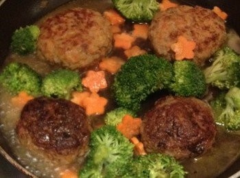 step3: 將漢堡用中火煎1.2分鐘在翻面，再煎1.2分鐘上色後，加入高湯煨煮3分鐘（時間要依照漢堡成形的厚度來增減）左右再加入備好的紅蘿蔔花和花椰菜煮一分鐘熟透